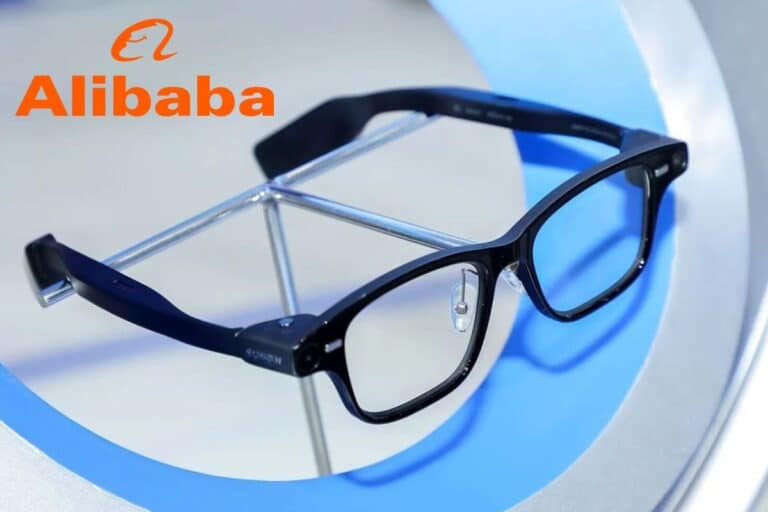 alibaba avec lunettes et assistant ia