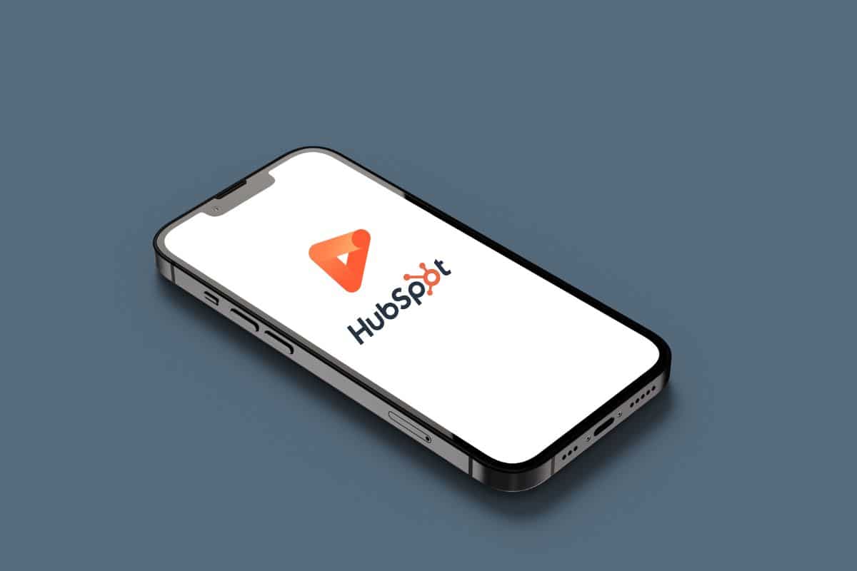 hubspot enrichit fiches contacts grâce ia